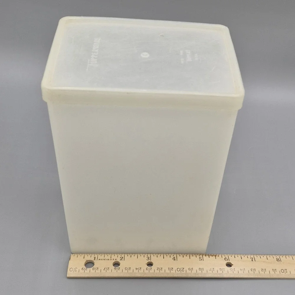VINTAGE TUPPERWARE CONTAINER and LID 484-4 And 486-2‎